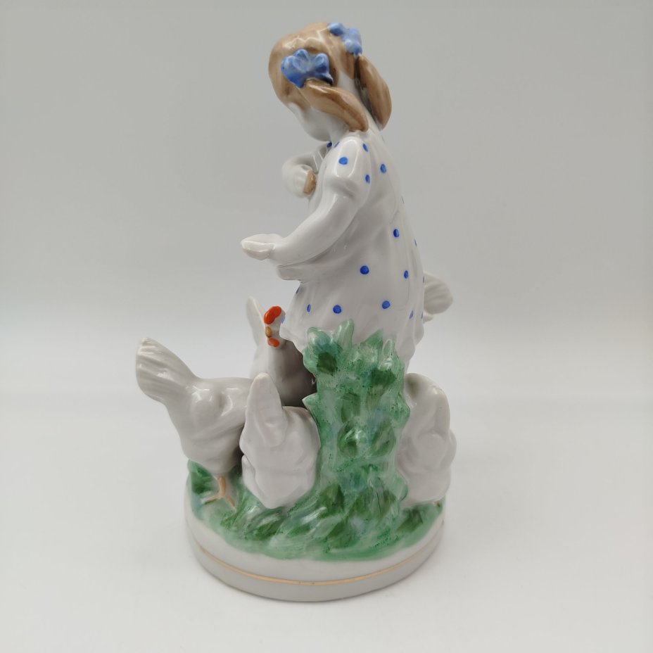 Статуэтка "Девочка кормит кур", автор Н. А. Малышева, фарфор, роспись, золочение, Дулевский фарфоровый завод (Дулёво), СССР, 1963 г.