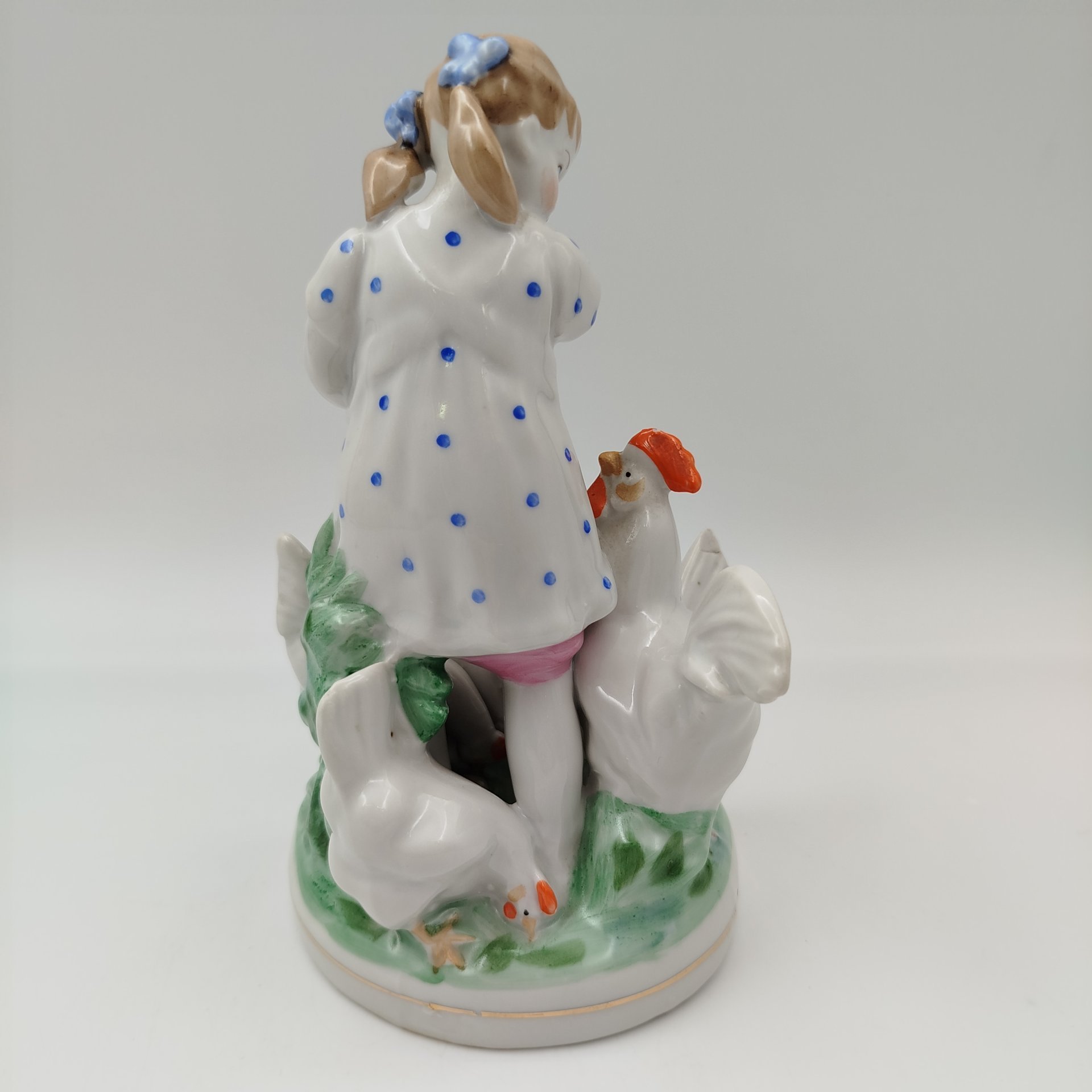 Статуэтка "Девочка кормит кур", автор Н. А. Малышева, фарфор, роспись, золочение, Дулевский фарфоровый завод (Дулёво), СССР, 1963 г.