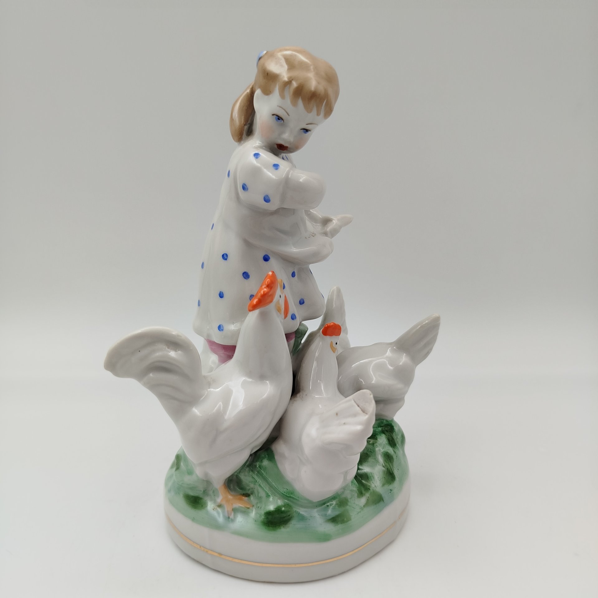 Статуэтка "Девочка кормит кур", автор Н. А. Малышева, фарфор, роспись, золочение, Дулевский фарфоровый завод (Дулёво), СССР, 1963 г.