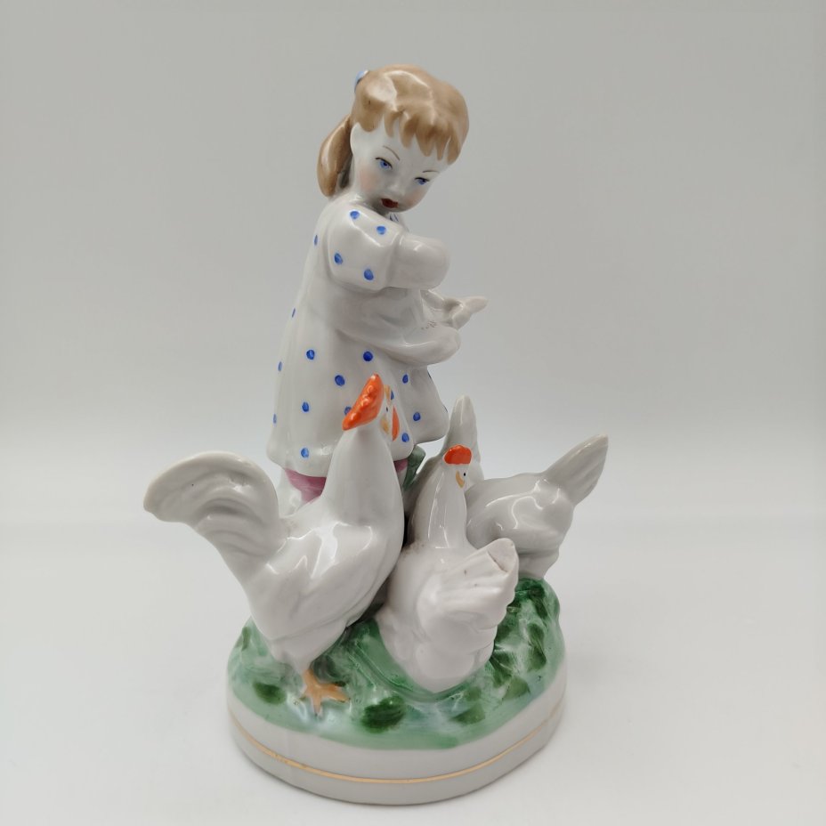 Статуэтка "Девочка кормит кур", автор Н. А. Малышева, фарфор, роспись, золочение, Дулевский фарфоровый завод (Дулёво), СССР, 1963 г.