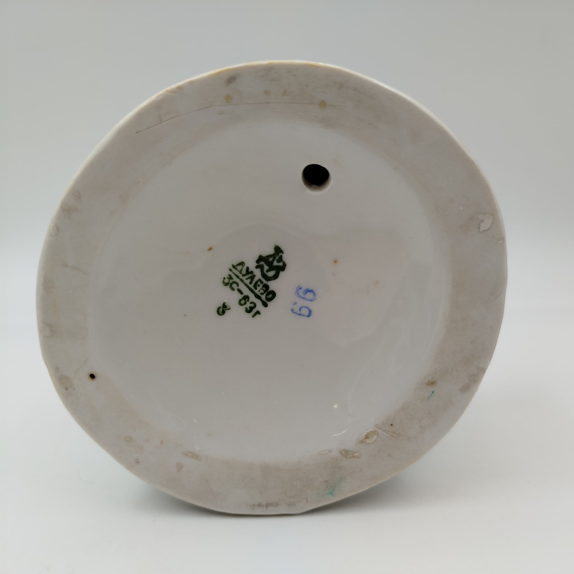 Статуэтка "Девочка кормит кур", автор Н. А. Малышева, фарфор, роспись, золочение, Дулевский фарфоровый завод (Дулёво), СССР, 1963 г.