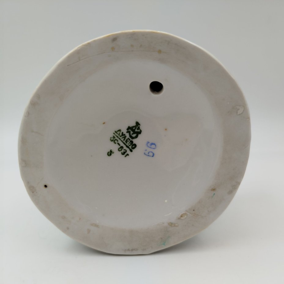 Статуэтка "Девочка кормит кур", автор Н. А. Малышева, фарфор, роспись, золочение, Дулевский фарфоровый завод (Дулёво), СССР, 1963 г.