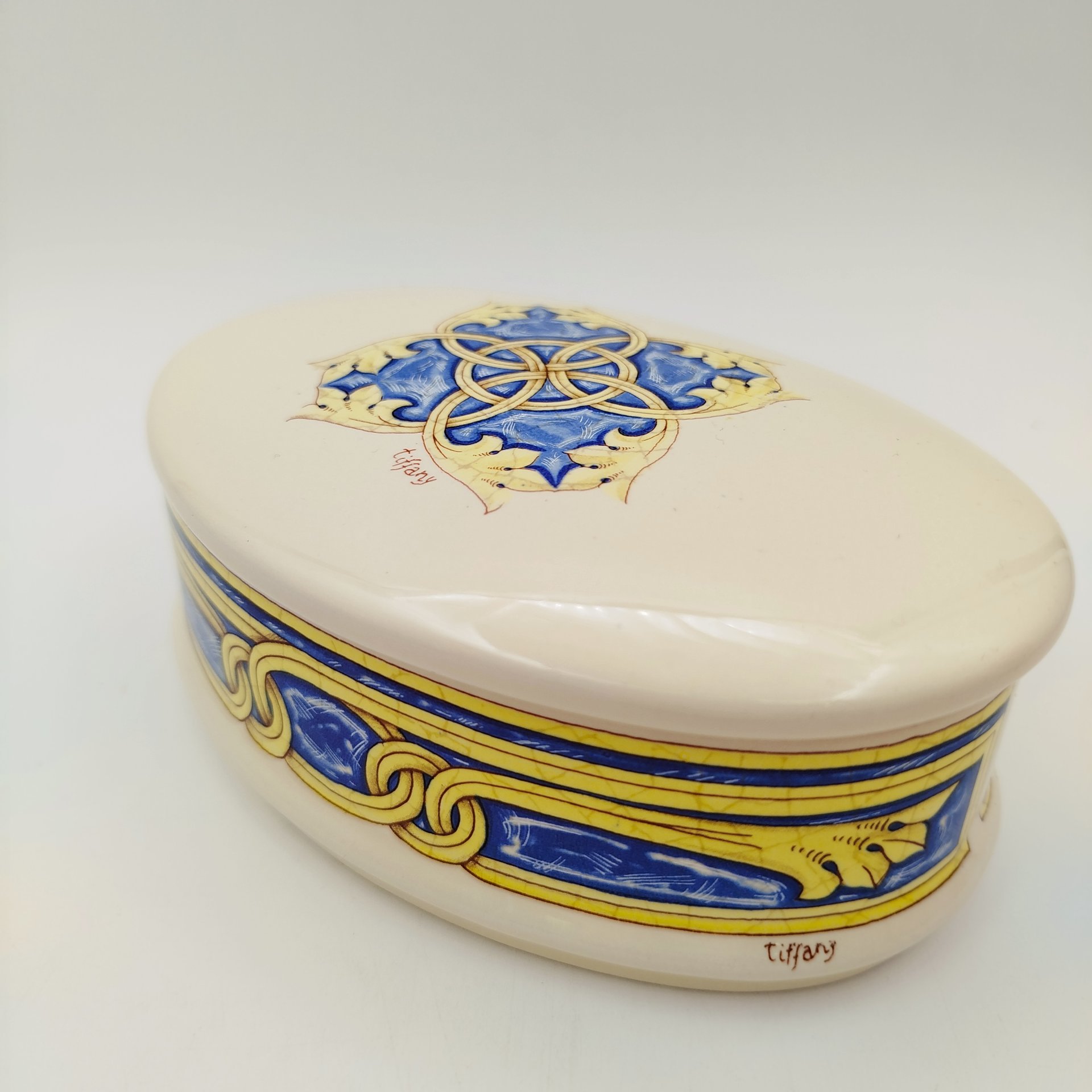 Шкатулка, украшенная орнаментальным декором, Tiffany boutique, фарфор, деколь, Италия, 1970-1990 гг.