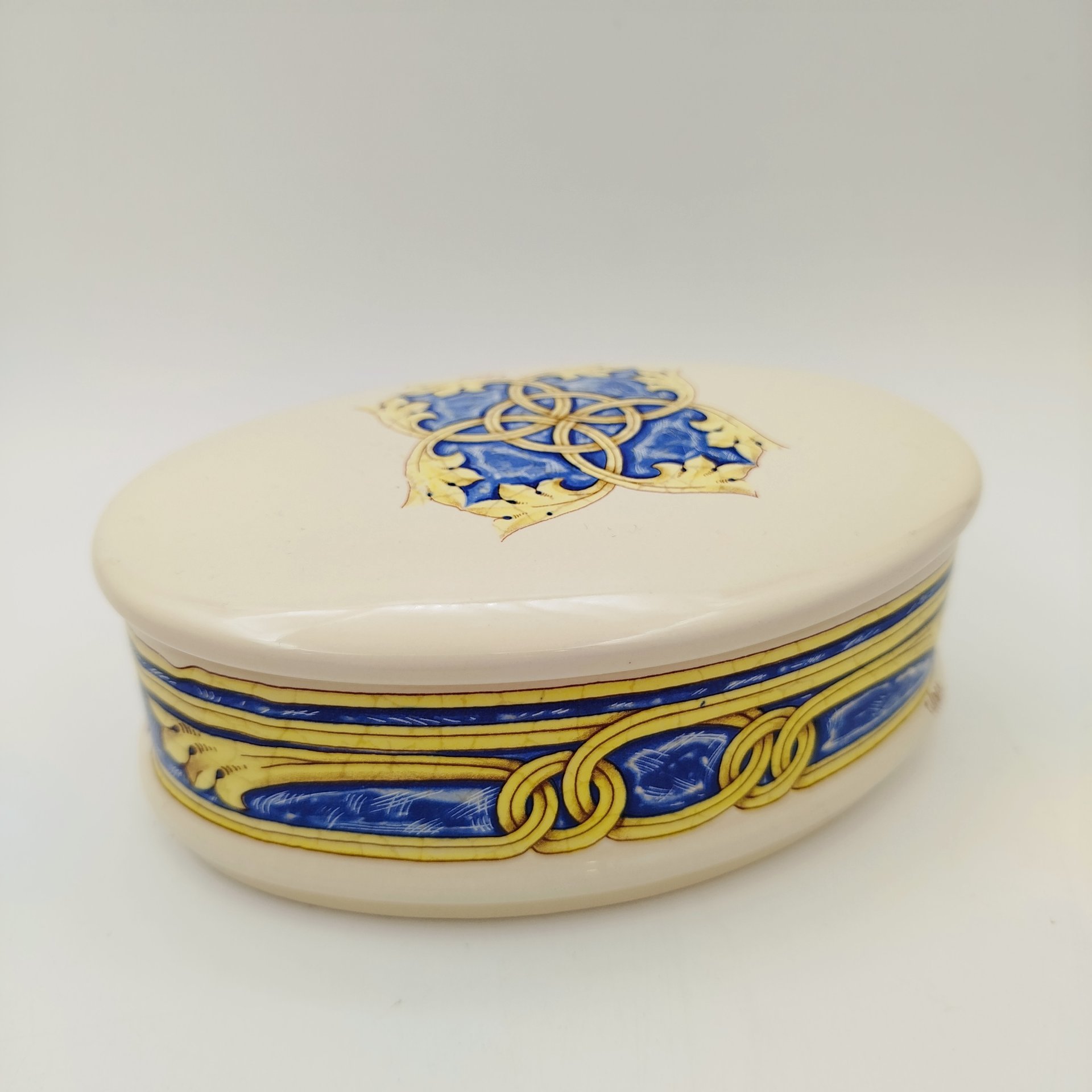 Шкатулка, украшенная орнаментальным декором, Tiffany boutique, фарфор, деколь, Италия, 1970-1990 гг.