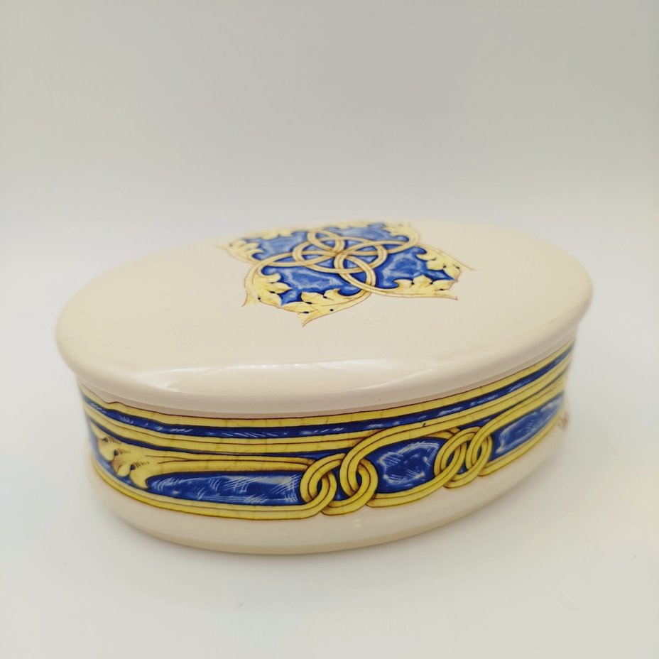 Шкатулка, украшенная орнаментальным декором, Tiffany boutique