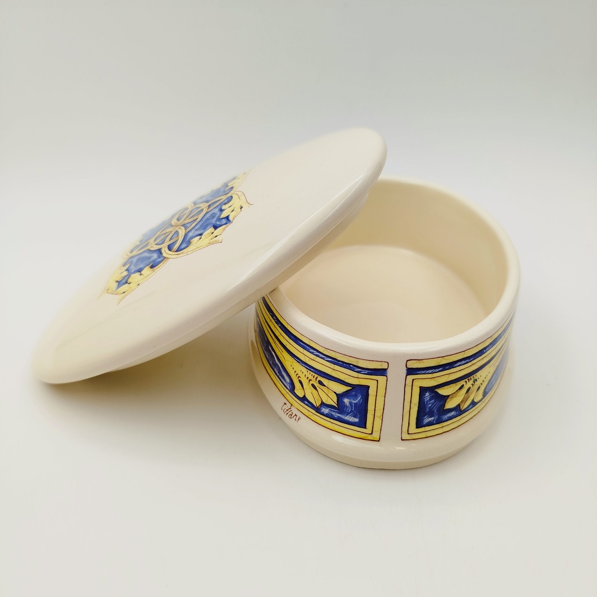 Шкатулка, украшенная орнаментальным декором, Tiffany boutique, фарфор, деколь, Италия, 1970-1990 гг.