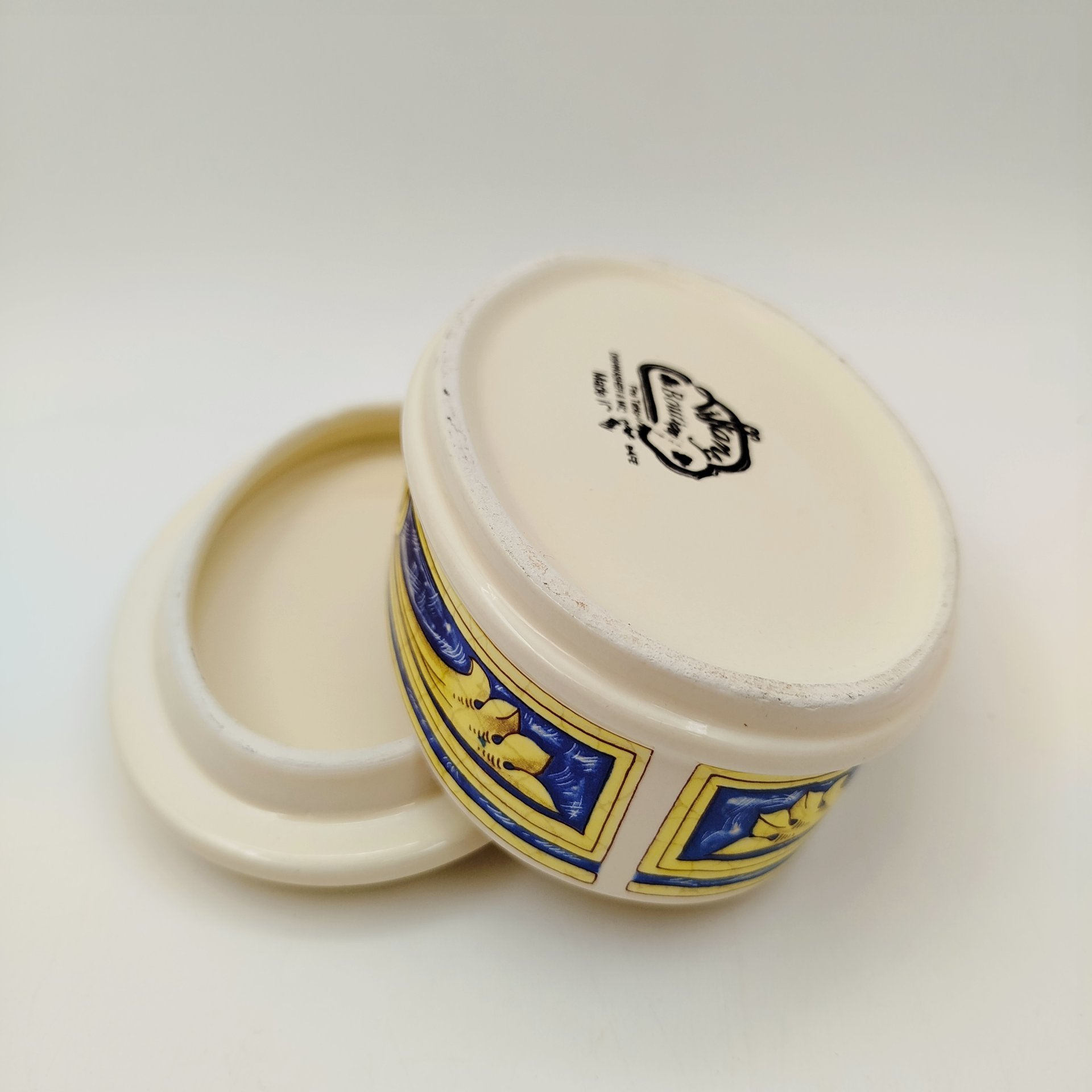 Шкатулка, украшенная орнаментальным декором, Tiffany boutique, фарфор, деколь, Италия, 1970-1990 гг.