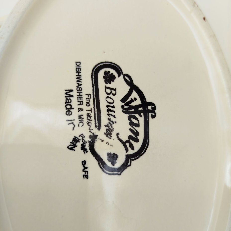 Шкатулка, украшенная орнаментальным декором, Tiffany boutique