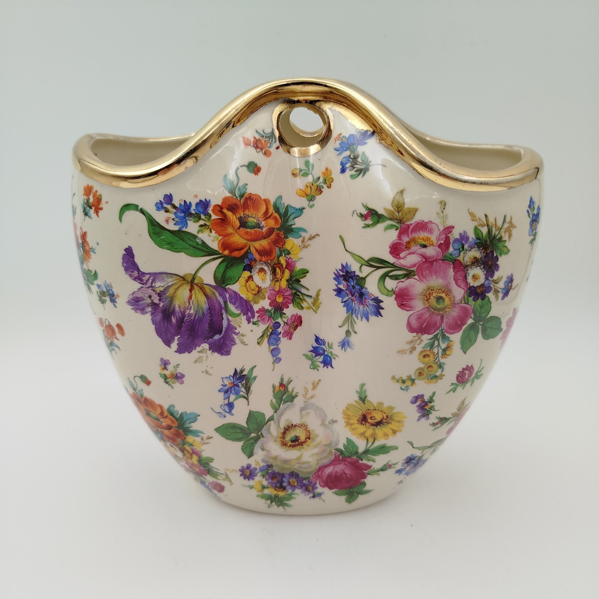 Ваза в форме фигурной корзинки, украшенная обильным цветочным декором, Keralux, фаянс, деколь, золочение, Boch Freres Keramis, Бельгия, 1950-1960 гг.