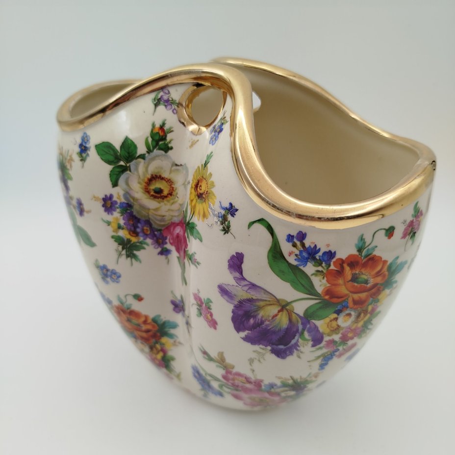 Ваза в форме фигурной корзинки, украшенная обильным цветочным декором, Keralux, фаянс, деколь, золочение, Boch Freres Keramis, Бельгия, 1950-1960 гг.