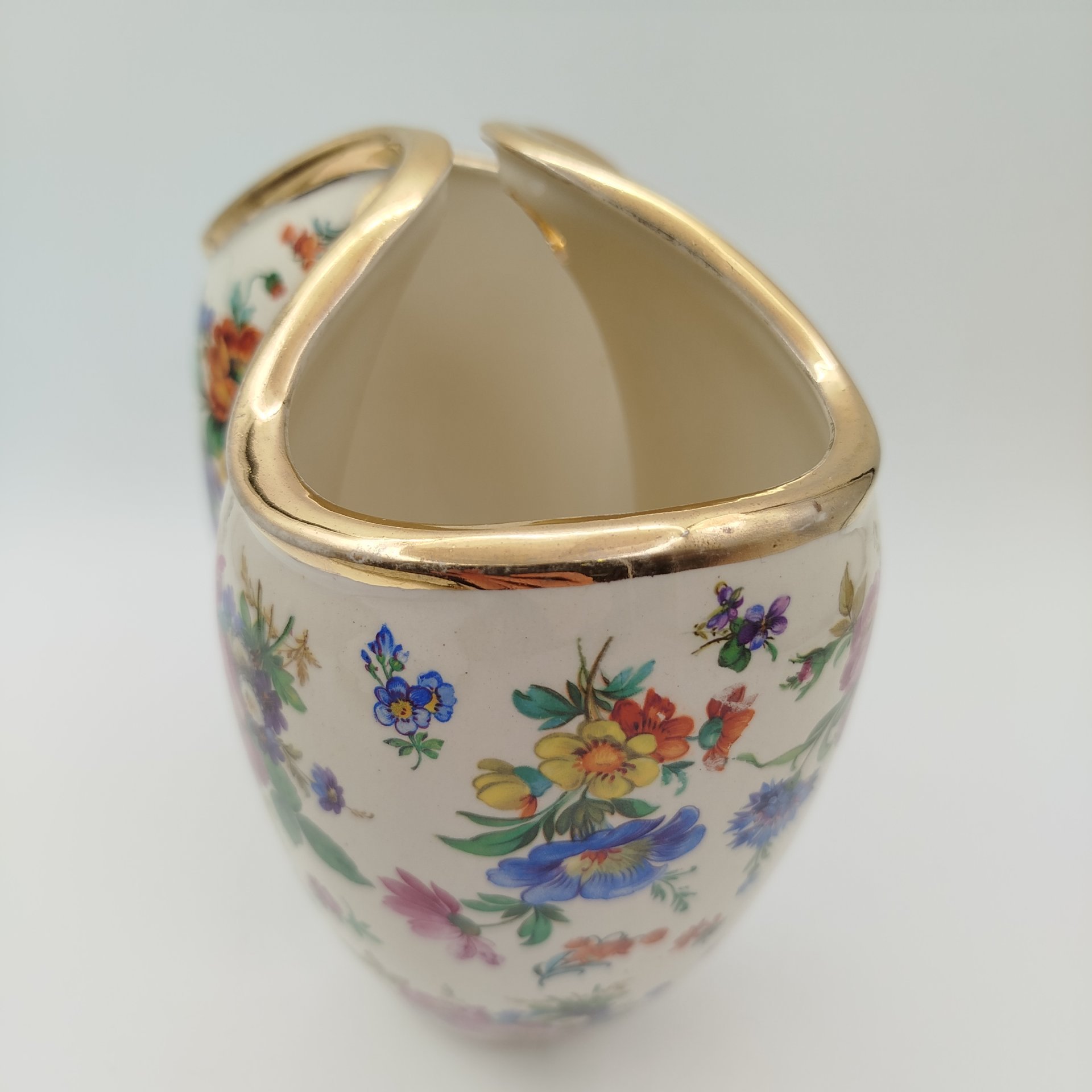 Ваза в форме фигурной корзинки, украшенная обильным цветочным декором, Keralux, фаянс, деколь, золочение, Boch Freres Keramis, Бельгия, 1950-1960 гг.