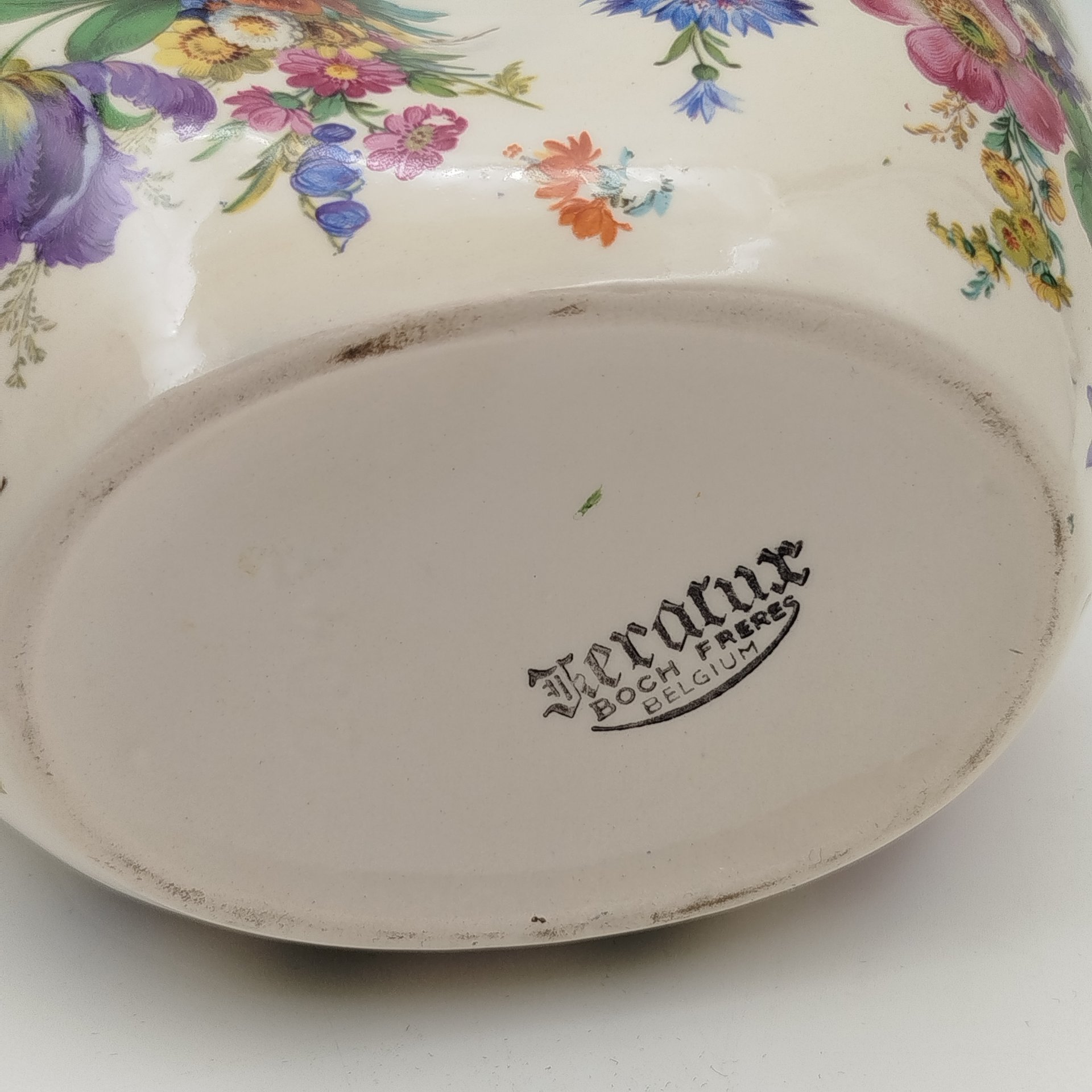 Ваза в форме фигурной корзинки, украшенная обильным цветочным декором, Keralux, фаянс, деколь, золочение, Boch Freres Keramis, Бельгия, 1950-1960 гг.