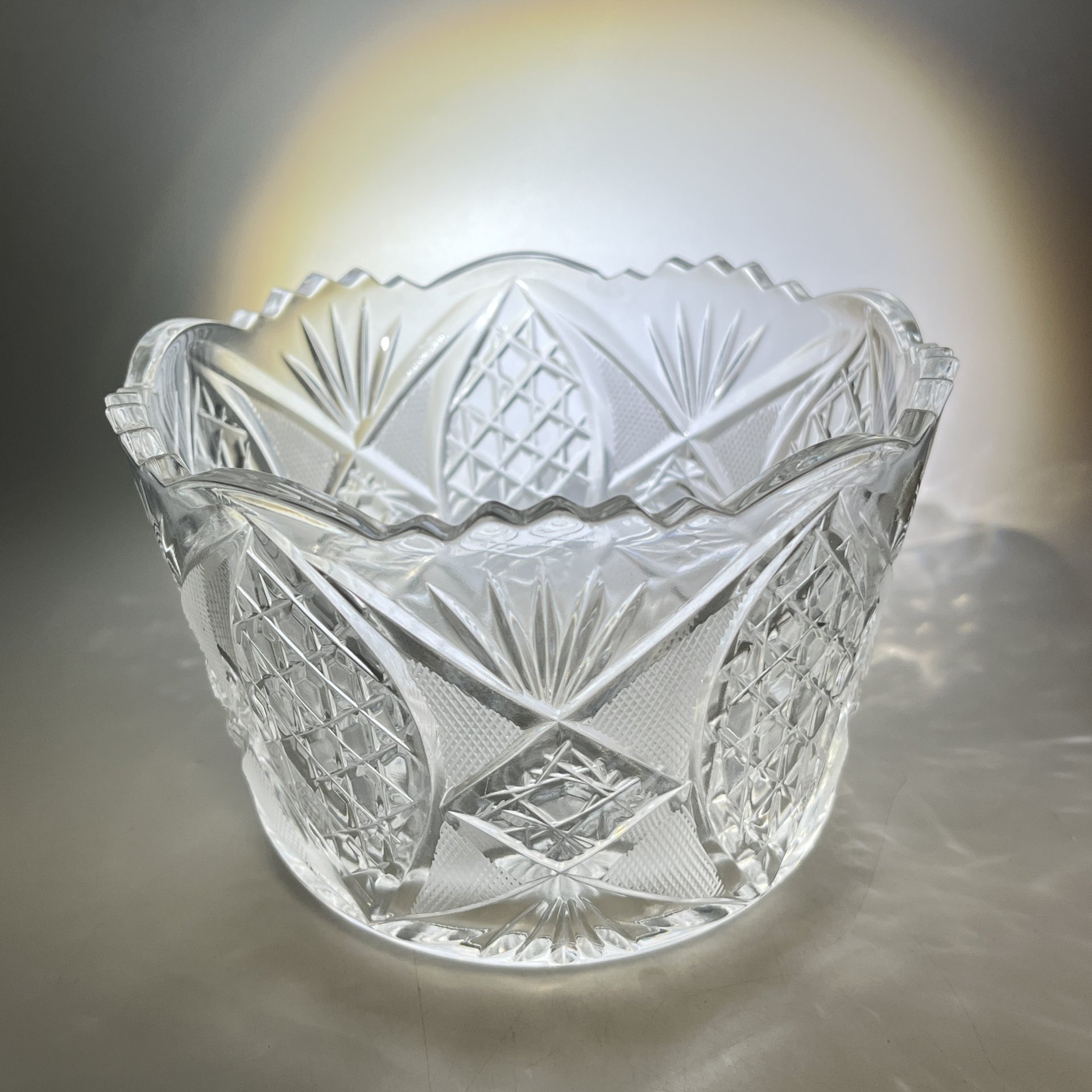 Салатник круглой формы с резным геометрическим декором