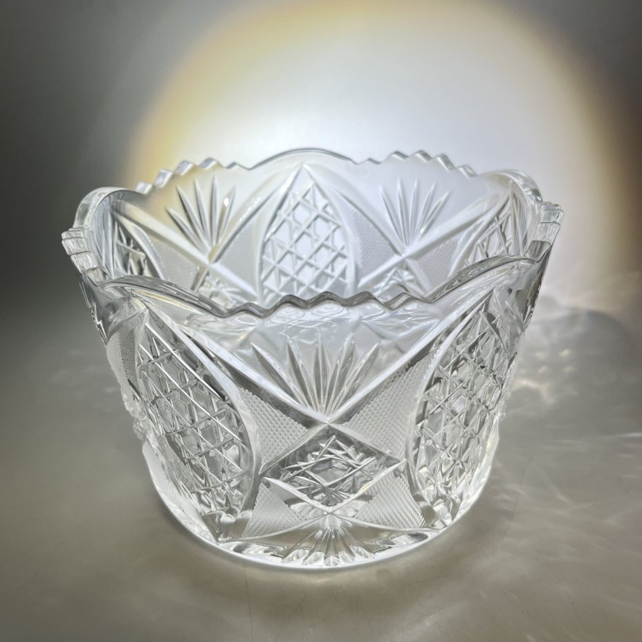 Салатник круглой формы с резным геометрическим декором