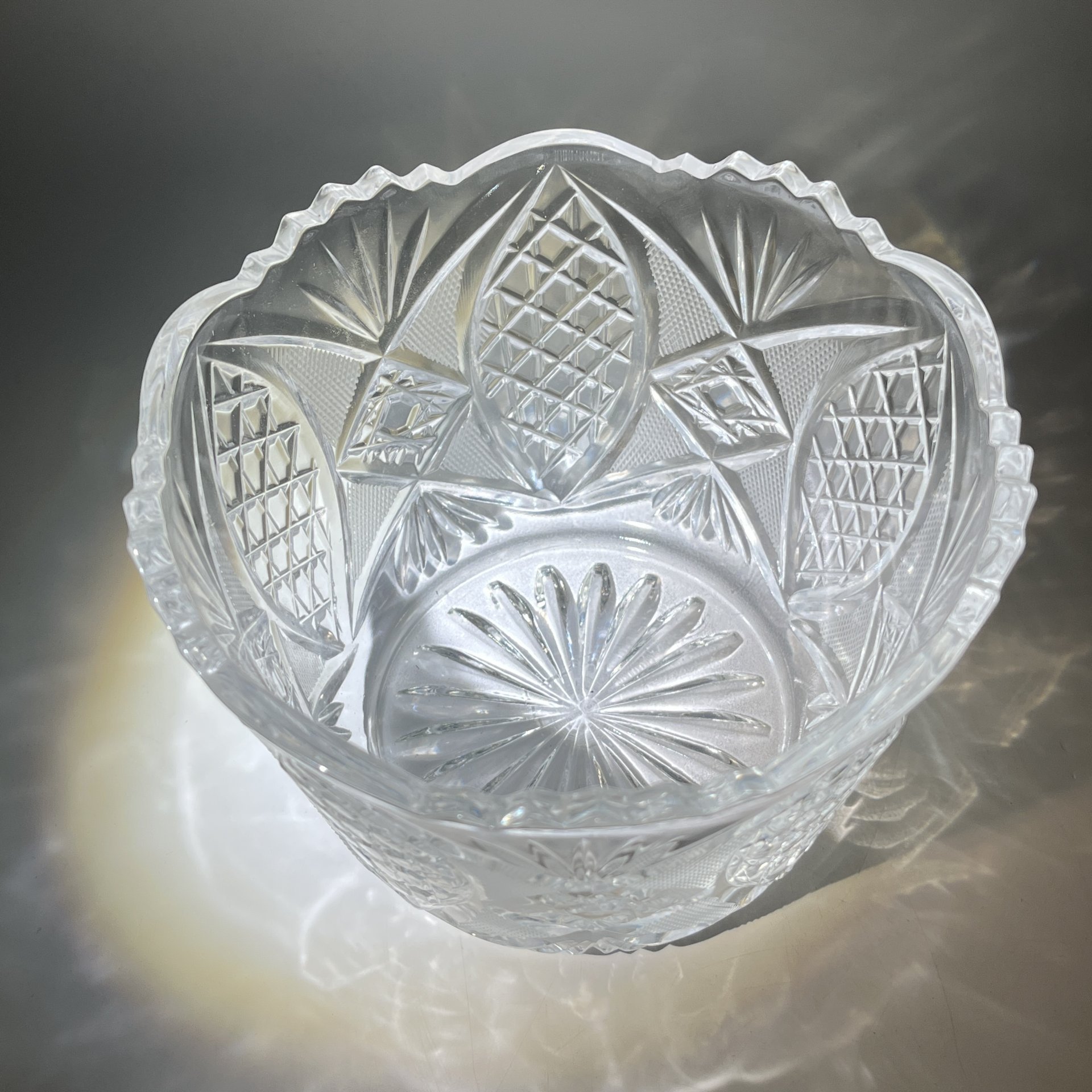 Салатник круглой формы с резным геометрическим декором