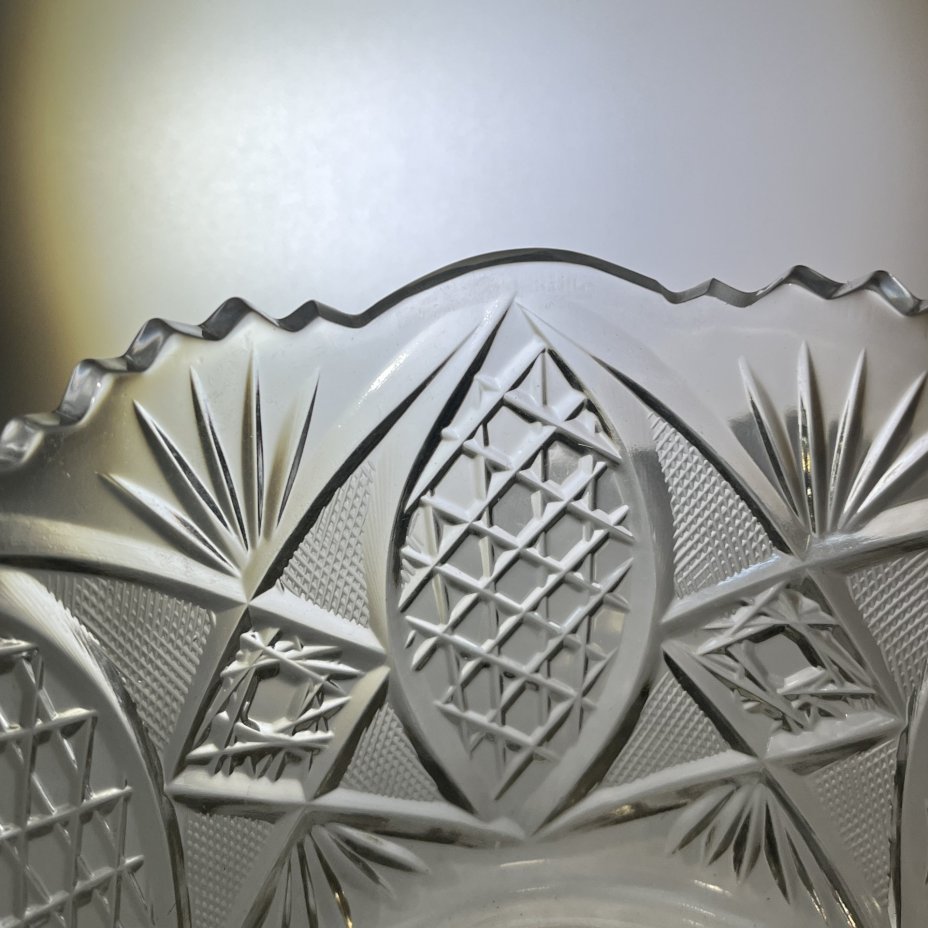 Салатник круглой формы с резным геометрическим декором