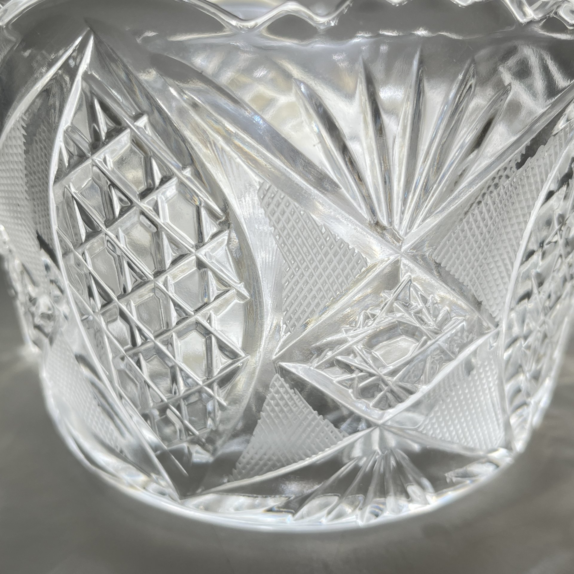 Салатник круглой формы с резным геометрическим декором