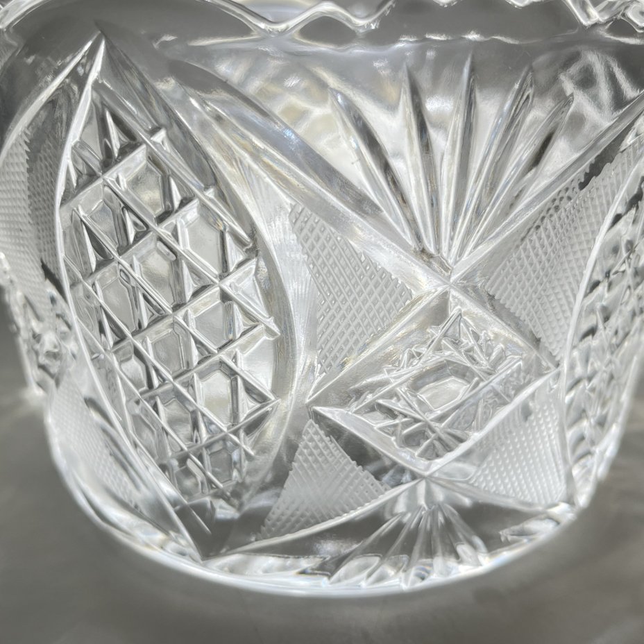 Салатник круглой формы с резным геометрическим декором