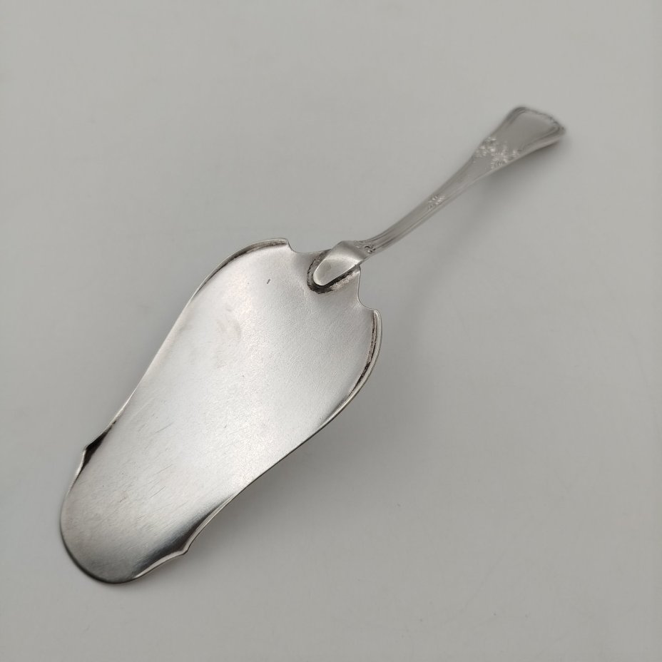 Лопатка для торта с растительным декором, мНЦ (медь-никель-цинк), Киевский завод столовых приборов и посуды им. Дзержинского (ЗiД, ЗиД), СССР, 1960-1980 гг., Киевский завод столовых приборов и посуды им. Дзержинского (ЗiД
