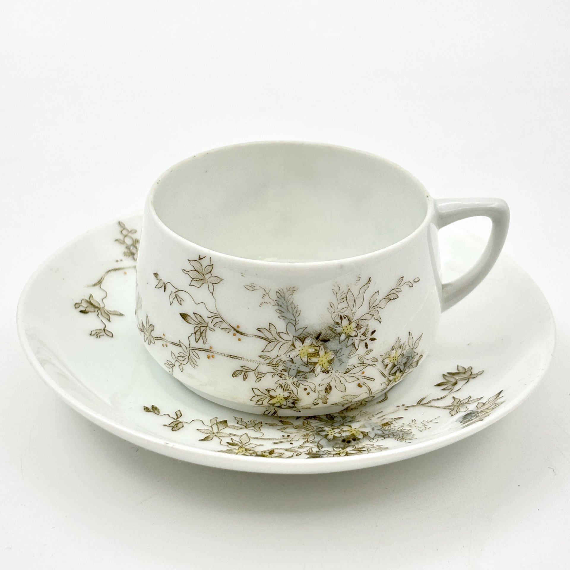 Пара кофейная с нежным цветочным декором, фарфор, деколь, подрисовка, Фарфоровая фабрика Гарднера, Российская империя, 1870-1910 гг.