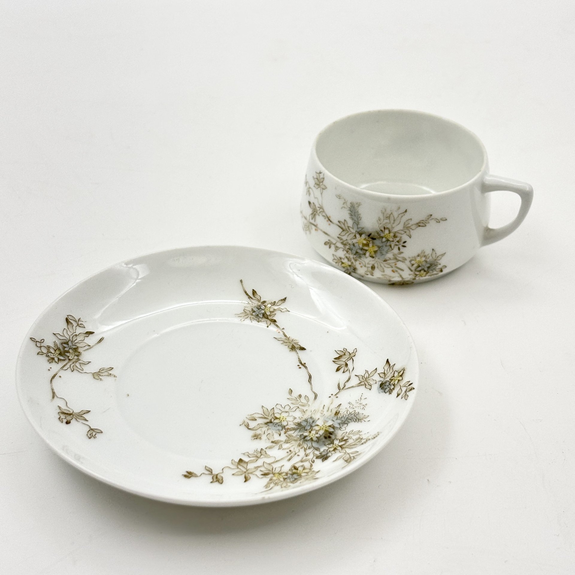 Пара кофейная с нежным цветочным декором, фарфор, деколь, подрисовка, Фарфоровая фабрика Гарднера, Российская империя, 1870-1910 гг.