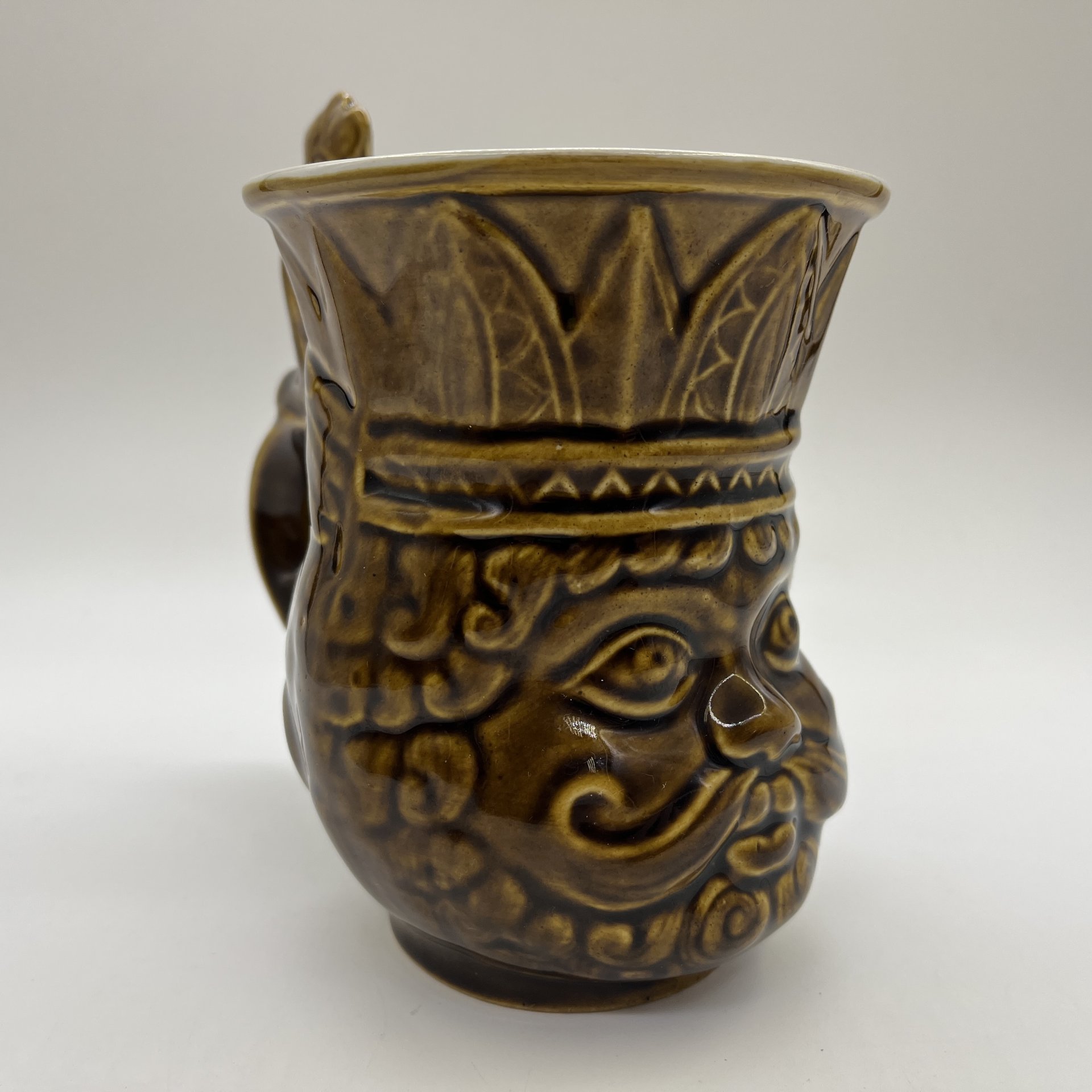 Кружка пивная с фигурной ручкой "Царь Дадон", керамика, цветные поливы, Московский завод «Изолятор», СССР, 1970-1980 гг.