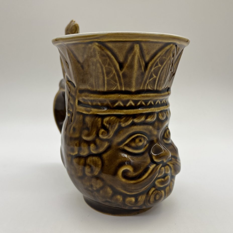 Кружка пивная с фигурной ручкой "Царь Дадон", керамика, цветные поливы, Московский завод «Изолятор», СССР, 1970-1980 гг.