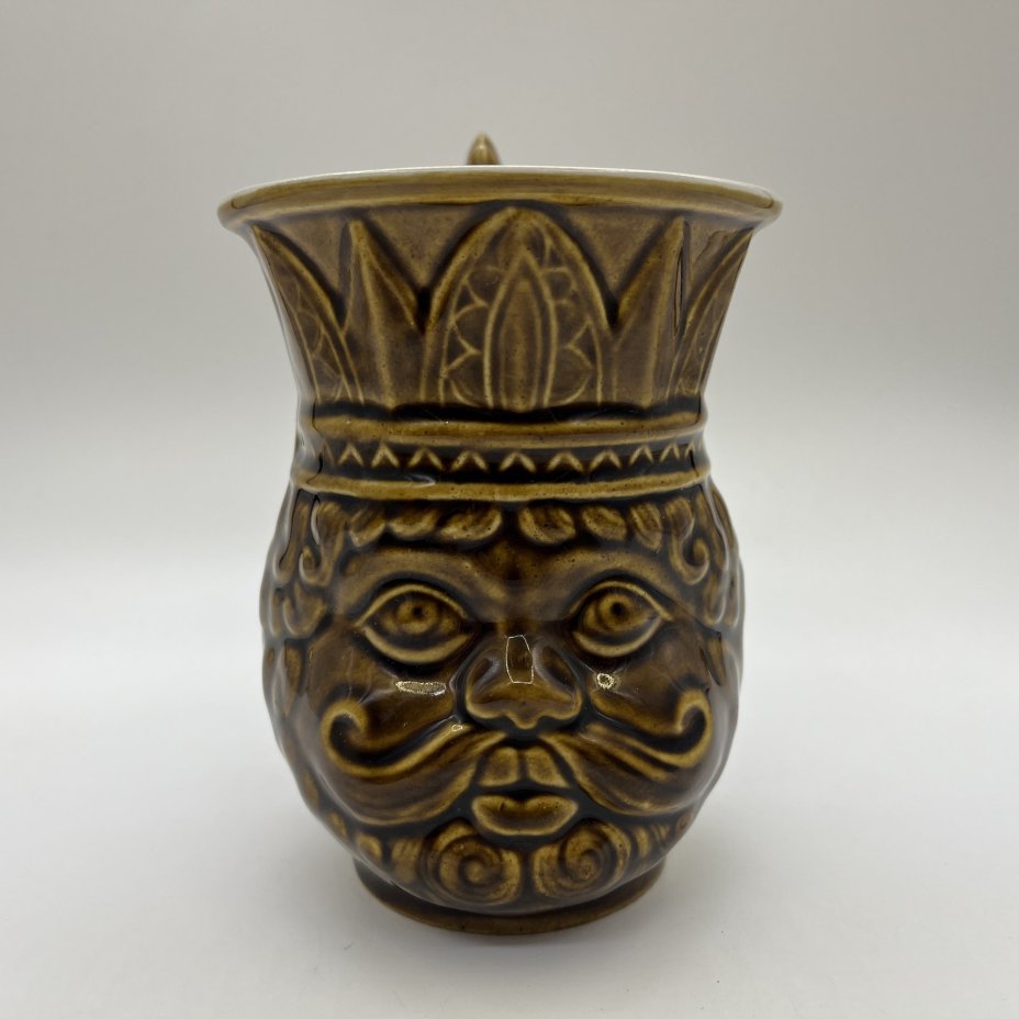 Кружка пивная с фигурной ручкой "Царь Дадон", керамика, цветные поливы, Московский завод «Изолятор», СССР, 1970-1980 гг.