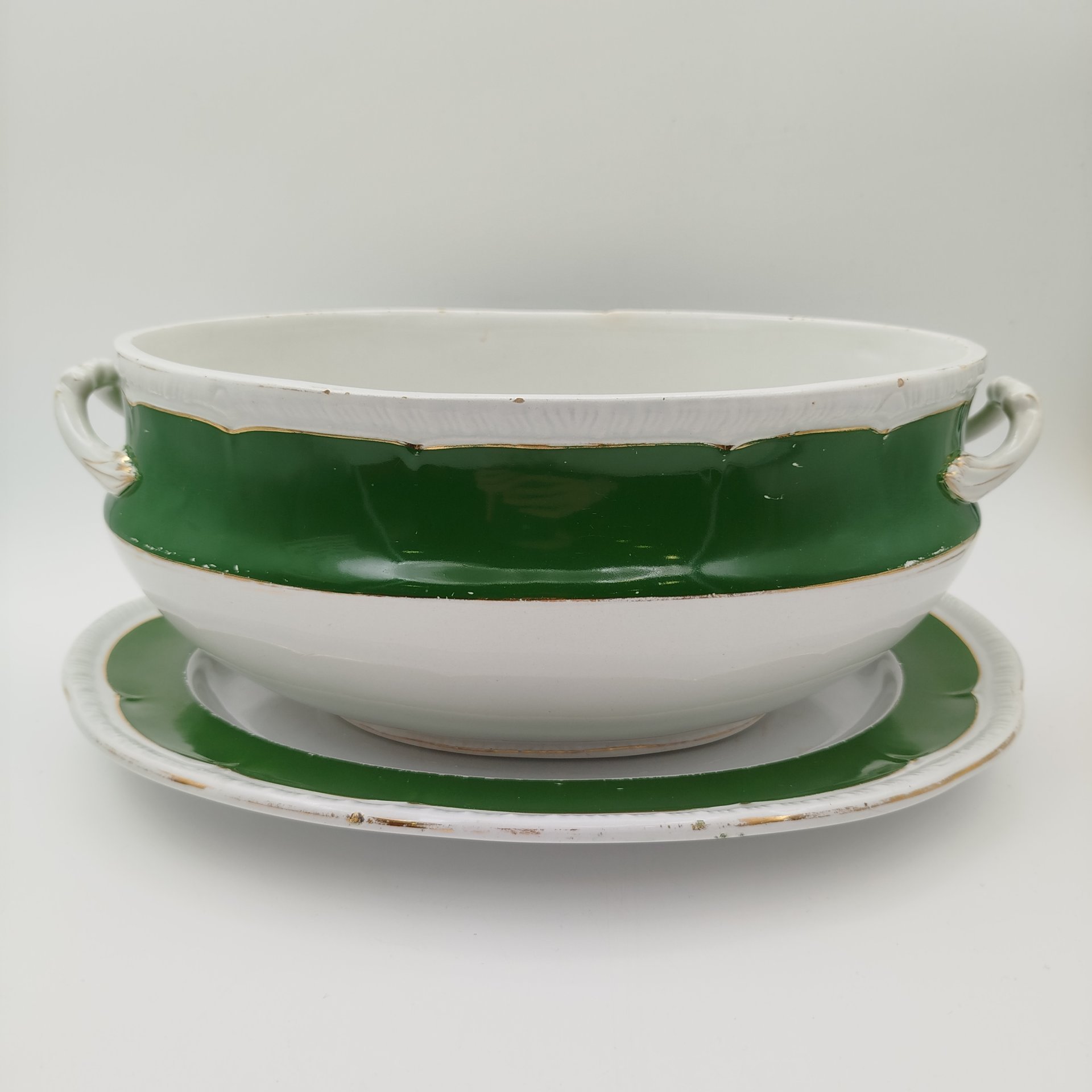 Набор из блюда, террины (без крышки) с зеленым кантом, фаянс, крытье, золочение, Товарищество М.С. Кузнецова, Российская империя, 1890-1917 гг.