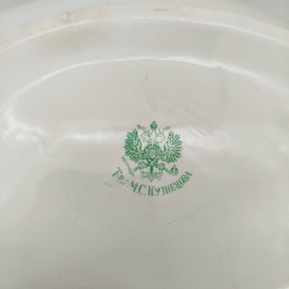 Набор из блюда, террины (без крышки) с зеленым кантом, фаянс, крытье, золочение, Товарищество М.С. Кузнецова, Российская империя, 1890-1917 гг.