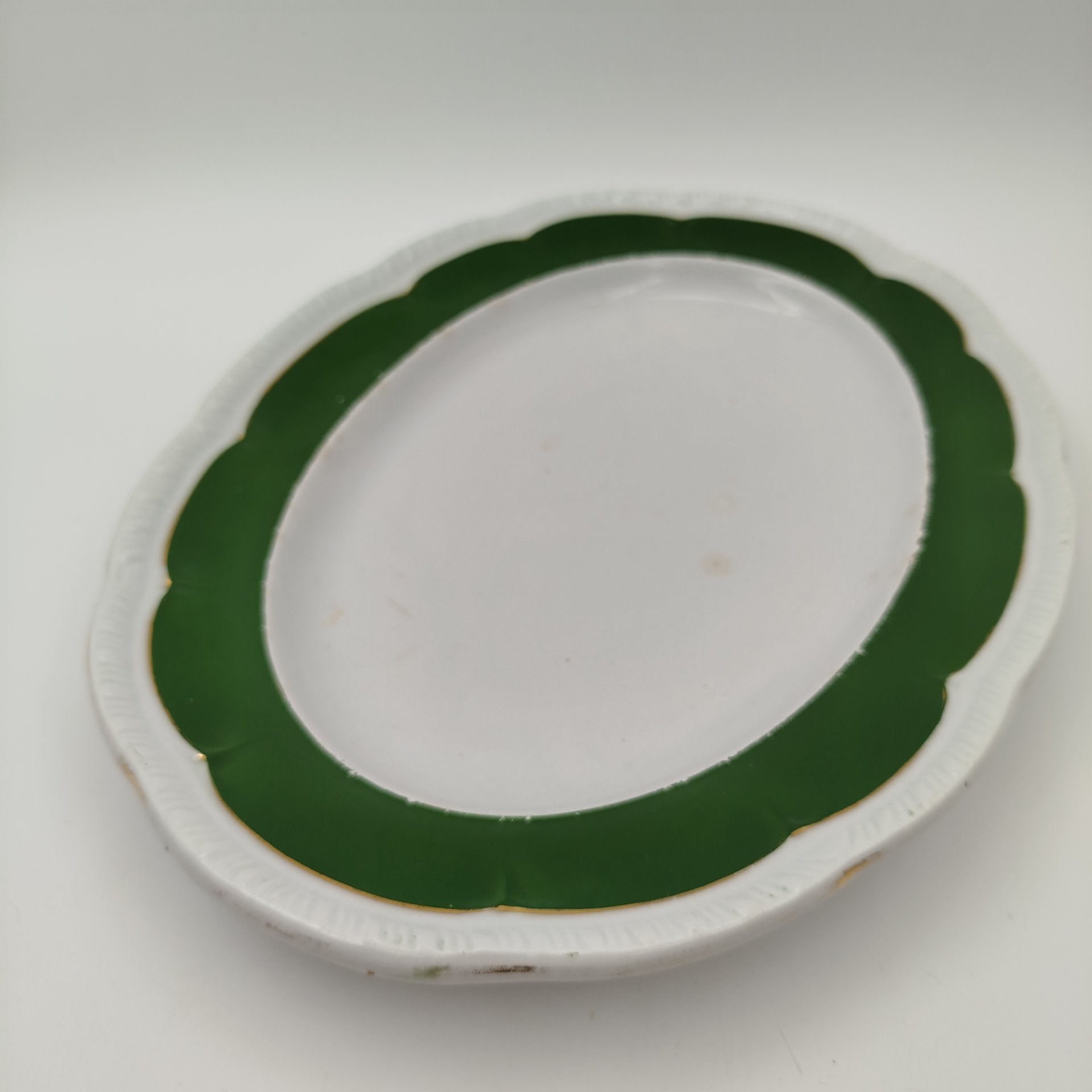 Набор из блюда, террины (без крышки) с зеленым кантом, фаянс, крытье, золочение, Товарищество М.С. Кузнецова, Российская империя, 1890-1917 гг.