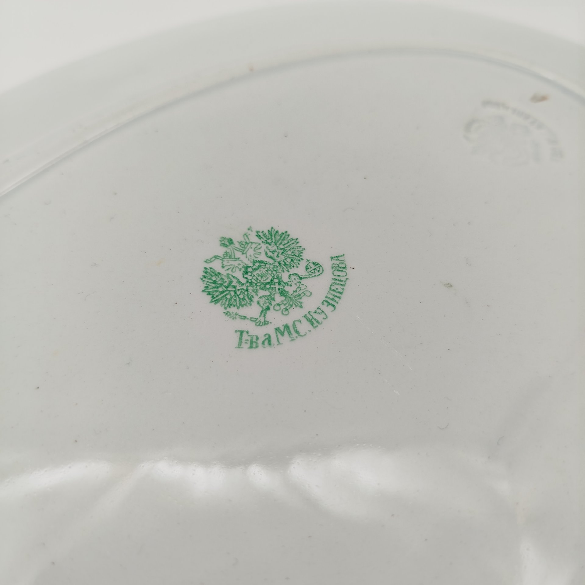 Набор из блюда, террины (без крышки) с зеленым кантом, фаянс, крытье, золочение, Товарищество М.С. Кузнецова, Российская империя, 1890-1917 гг.