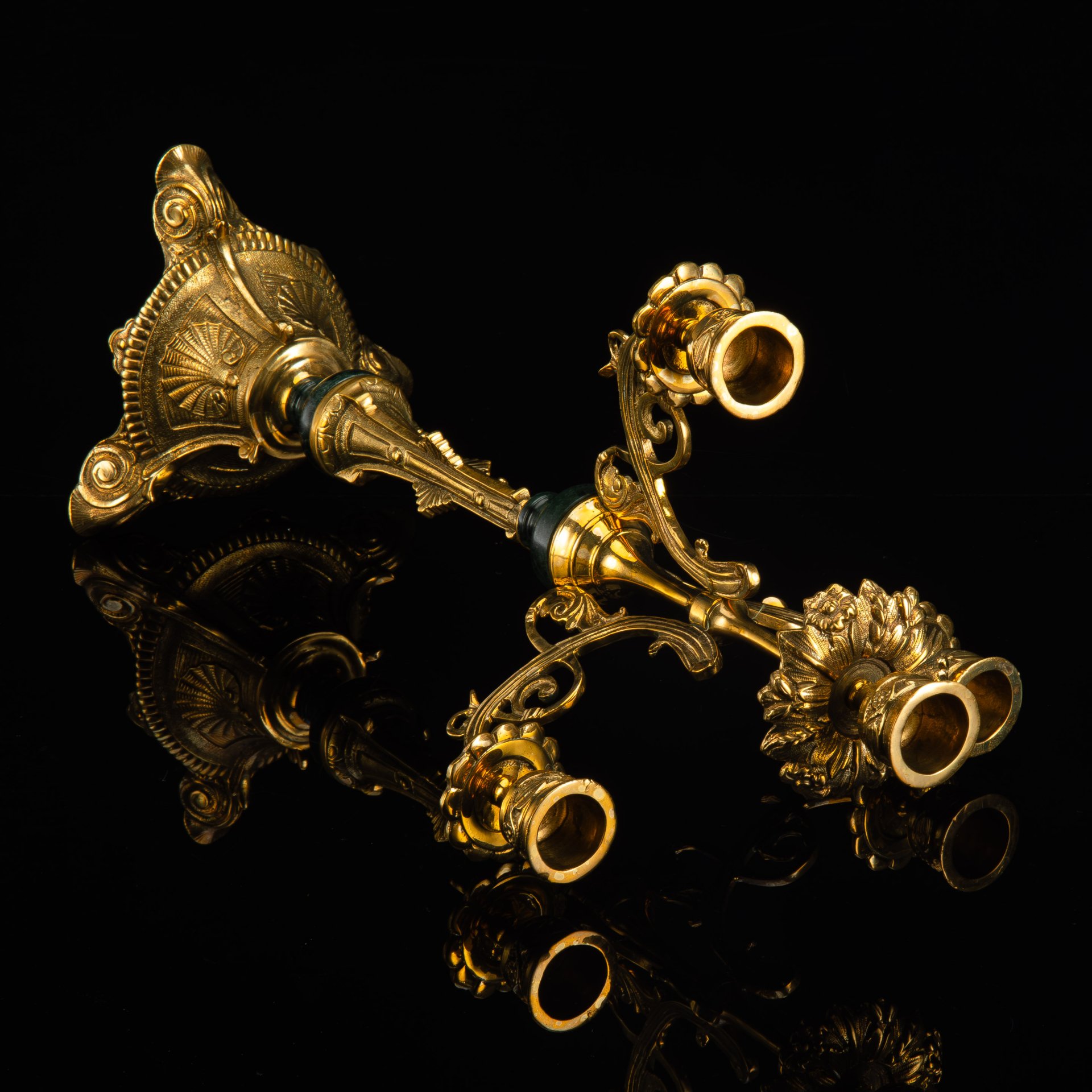 Канделябр на 4 свечи, установлен на фигурное основание  и декорирован растительными элементами