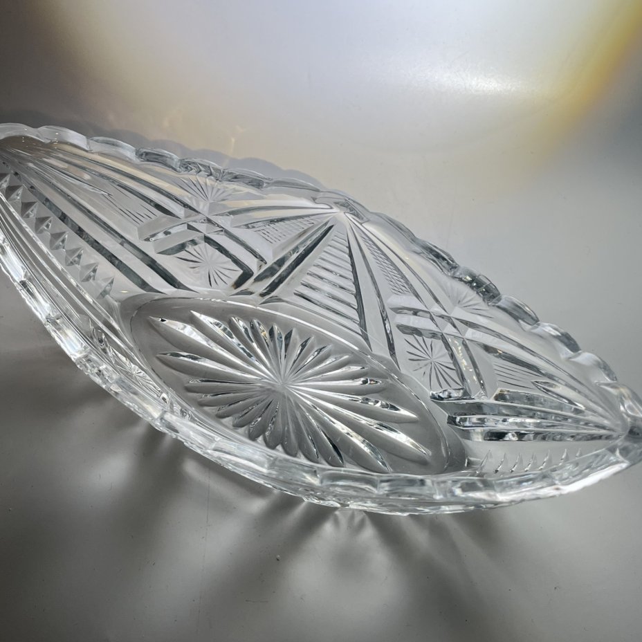 Салатник-ладья с резным геометрическим декором