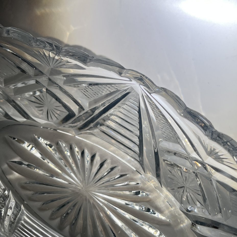 Салатник-ладья с резным геометрическим декором