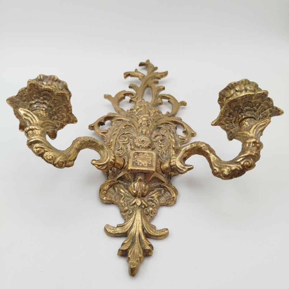 Канделябр настенный на две свечи с флоральным узором