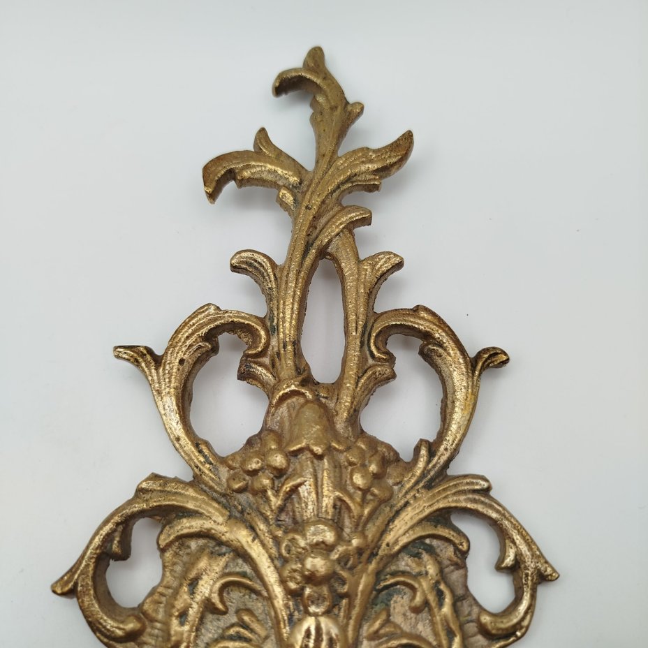 Канделябр настенный на две свечи с флоральным узором