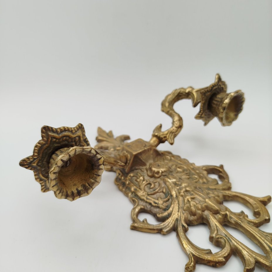 Канделябр настенный на две свечи с флоральным узором