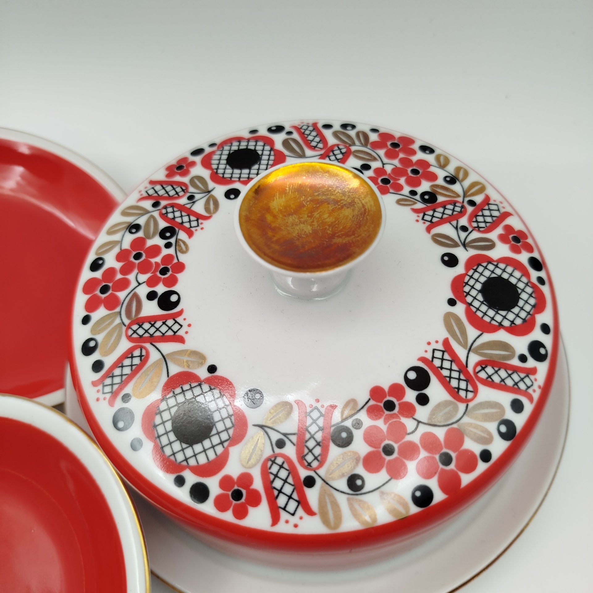 Набор для сервировки на 6 персон (масленка и розетки), выполненный в ярко-красном цвете с флористическим декором, фарфор, крытье, деколь, золочение, Freiberger Porzellan, ГДР, 1970-1990 гг.