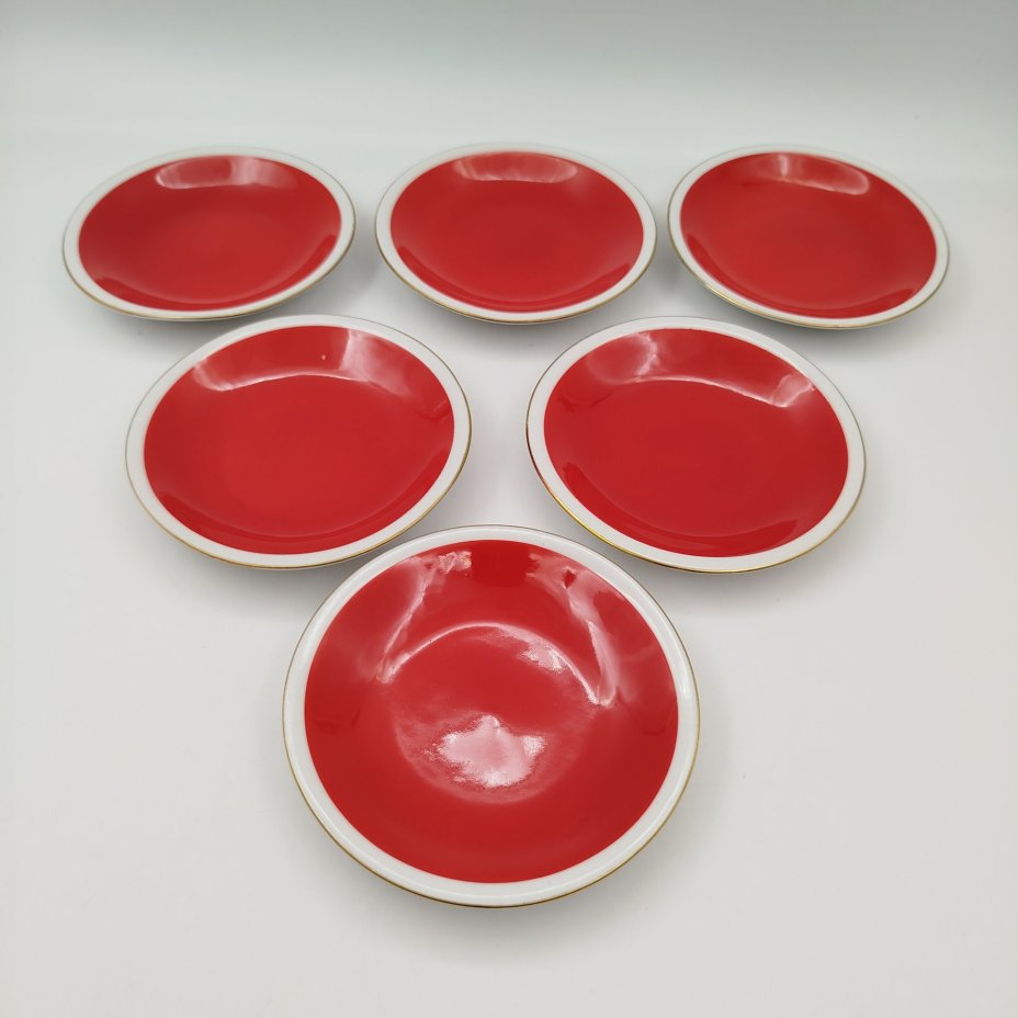 Набор для сервировки на 6 персон (масленка и розетки), выполненный в ярко-красном цвете с флористическим декором, фарфор, крытье, деколь, золочение, Freiberger Porzellan, ГДР, 1970-1990 гг.