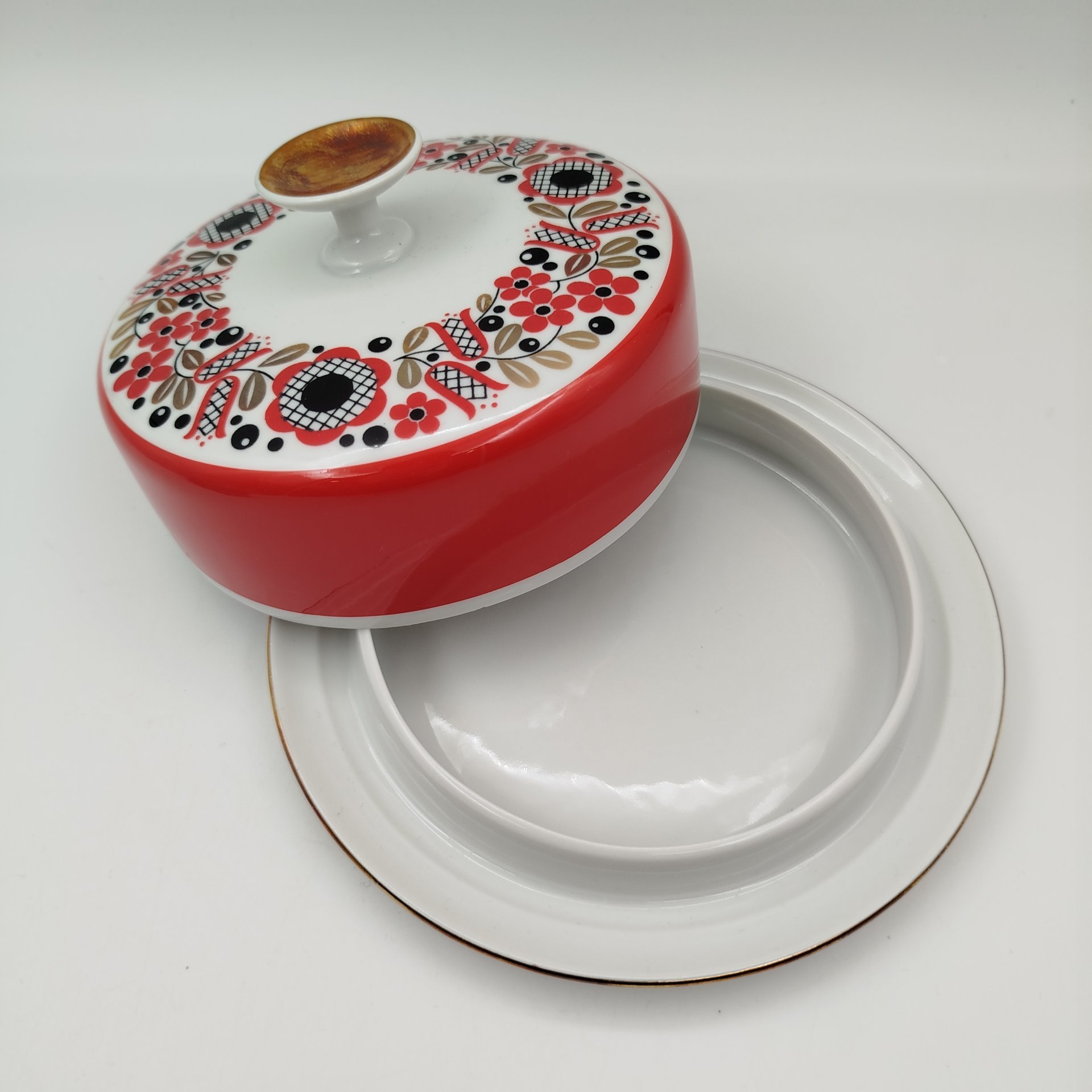 Набор для сервировки на 6 персон (масленка и розетки), выполненный в ярко-красном цвете с флористическим декором, фарфор, крытье, деколь, золочение, Freiberger Porzellan, ГДР, 1970-1990 гг.