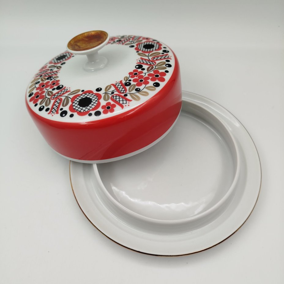 Набор для сервировки на 6 персон (масленка и розетки), выполненный в ярко-красном цвете с флористическим декором, фарфор, крытье, деколь, золочение, Freiberger Porzellan, ГДР, 1970-1990 гг.