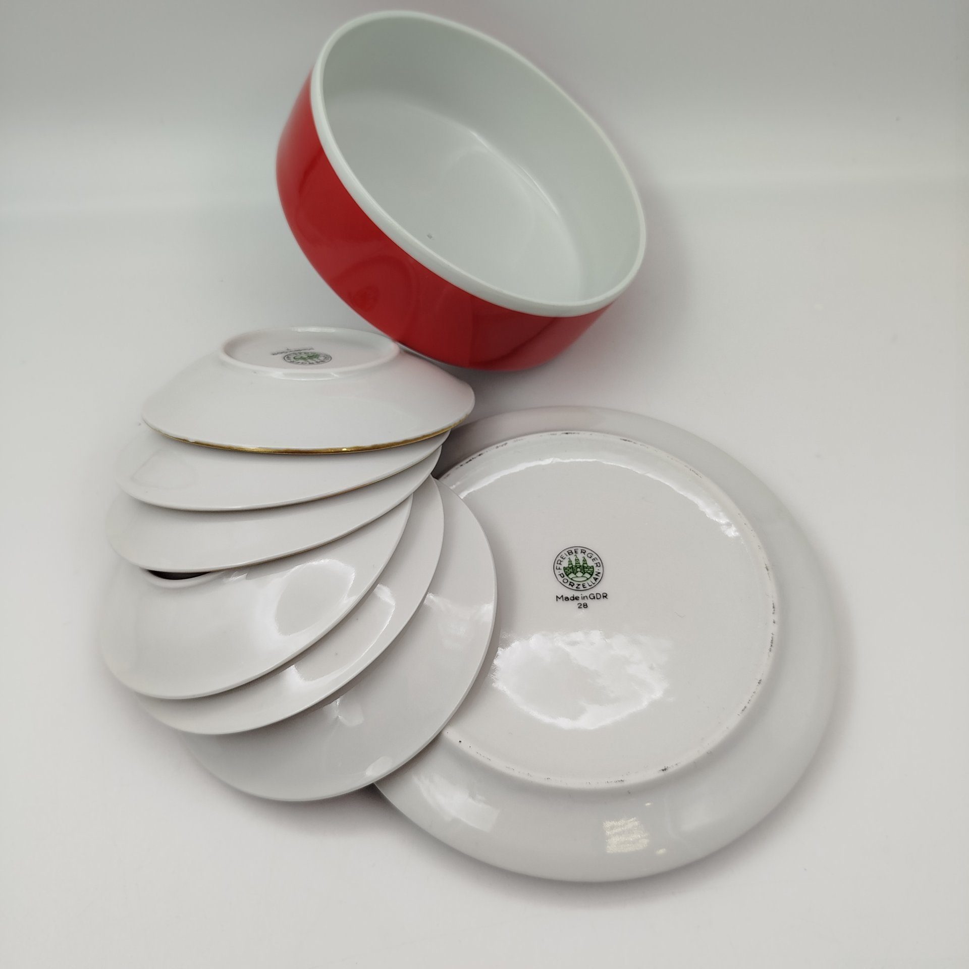 Набор для сервировки на 6 персон (масленка и розетки), выполненный в ярко-красном цвете с флористическим декором, фарфор, крытье, деколь, золочение, Freiberger Porzellan, ГДР, 1970-1990 гг.