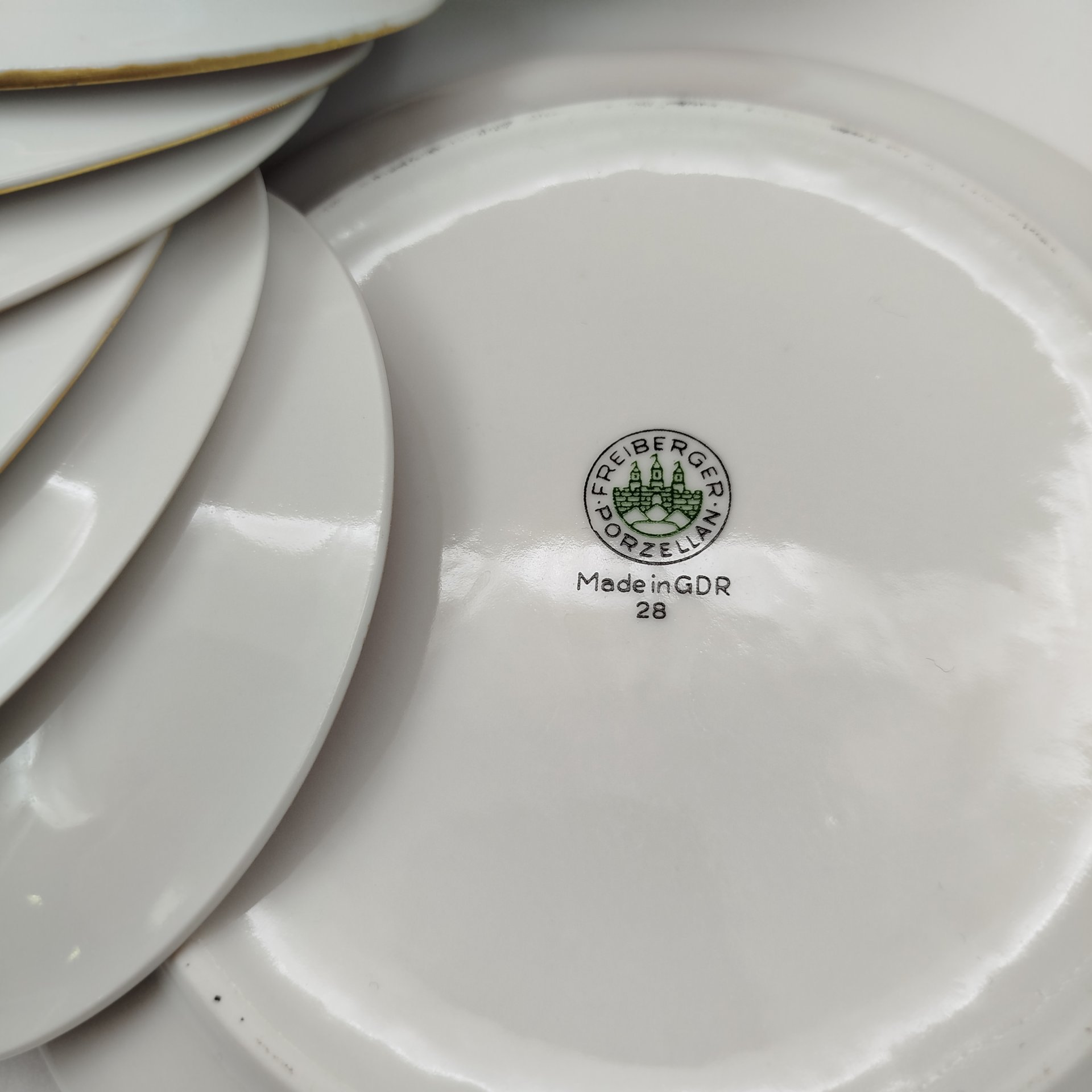 Набор для сервировки на 6 персон (масленка и розетки), выполненный в ярко-красном цвете с флористическим декором, фарфор, крытье, деколь, золочение, Freiberger Porzellan, ГДР, 1970-1990 гг.