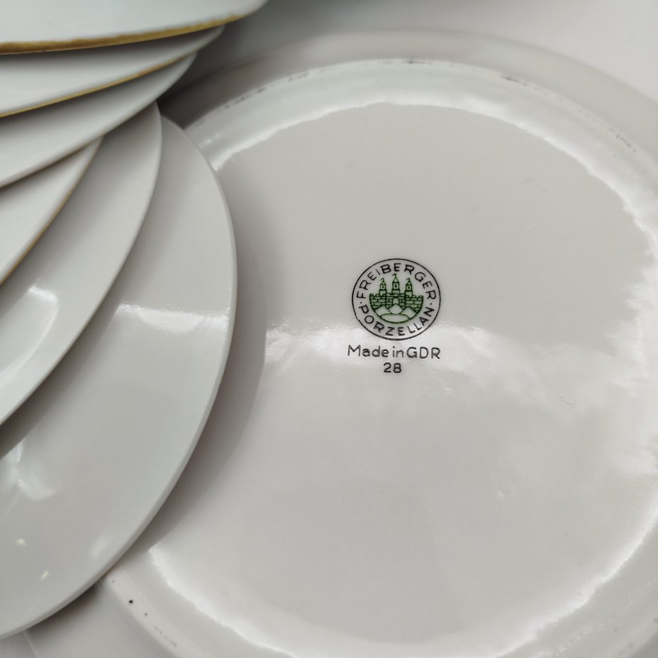 Набор для сервировки на 6 персон (масленка и розетки), выполненный в ярко-красном цвете с флористическим декором, фарфор, крытье, деколь, золочение, Freiberger Porzellan, ГДР, 1970-1990 гг.