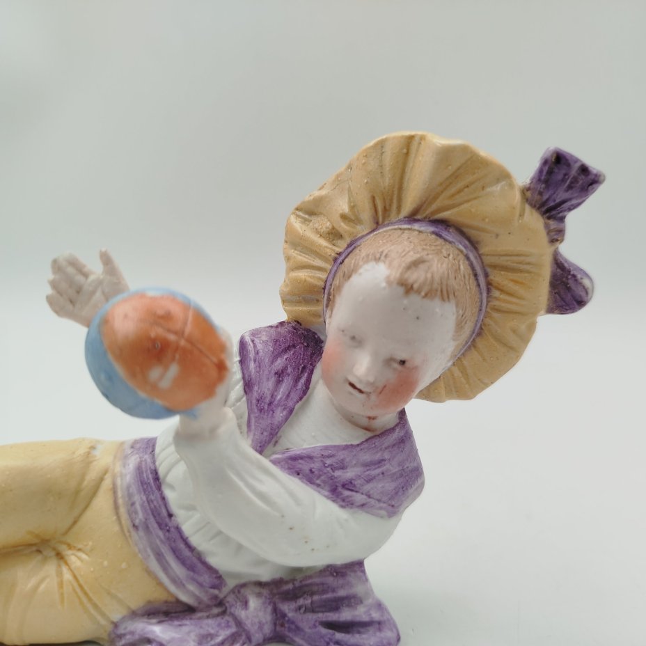 Статуэтка "Мальчик, ловящий мяч", фарфор, роспись, Западная Европа, 1970-2000 гг.
