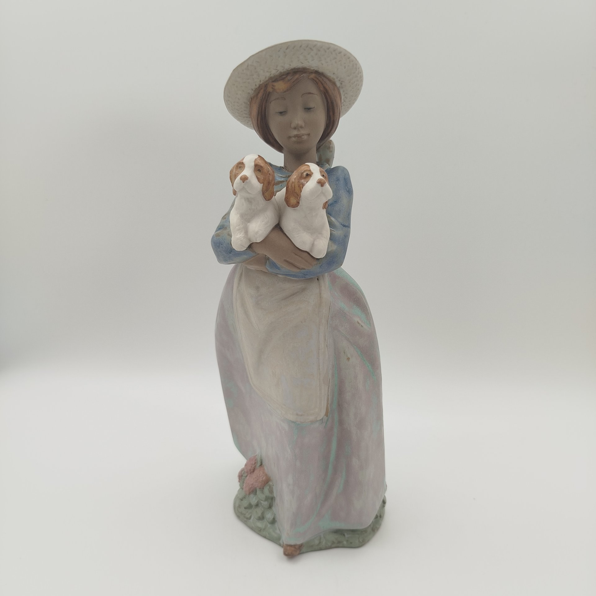 Статуэтка "Девочка с щенками", скульптор Vicente Martinez, фарфор, роспись, NAO Porcelain, Испания, 1993 г.