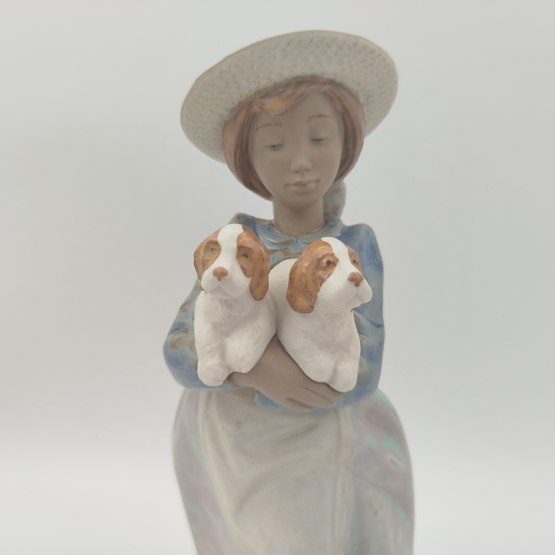 Статуэтка "Девочка с щенками", скульптор Vicente Martinez, фарфор, роспись, NAO Porcelain, Испания, 1993 г.