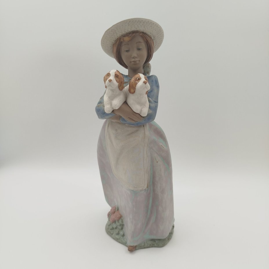 Статуэтка "Девочка с щенками", скульптор Vicente Martinez, NAO Porcelain
