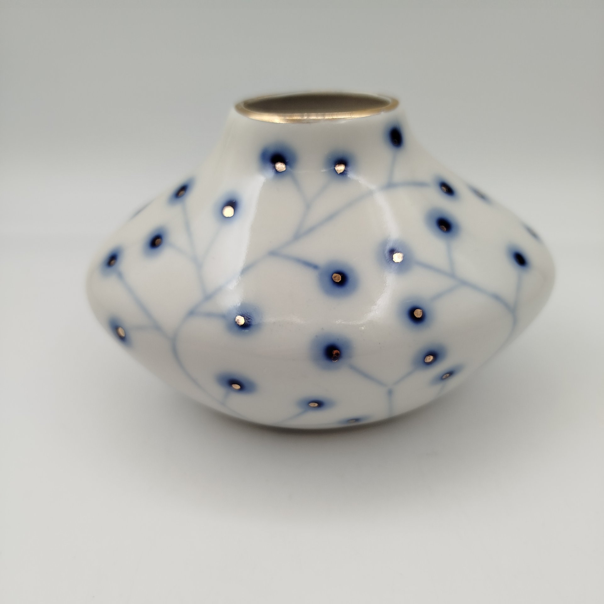 [Советский минимализм] Ваза миниатюрная "Веточки", автор В. М. Городецкий, фарфор, роспись, золочение, Ленинградский фарфоровый завод (ЛФЗ), СССР, 1970-1986 гг.